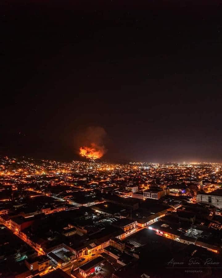 SE DESATA INCENDIO EN URUAPAN