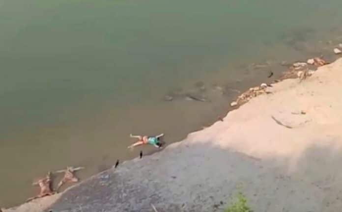 CRISIS EN INDIA: APARECEN CUERPOS EN EL RíO GANGES