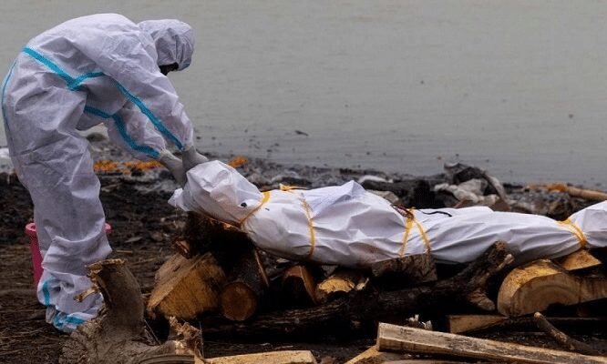 CRISIS EN INDIA: APARECEN CUERPOS EN EL RíO GANGES