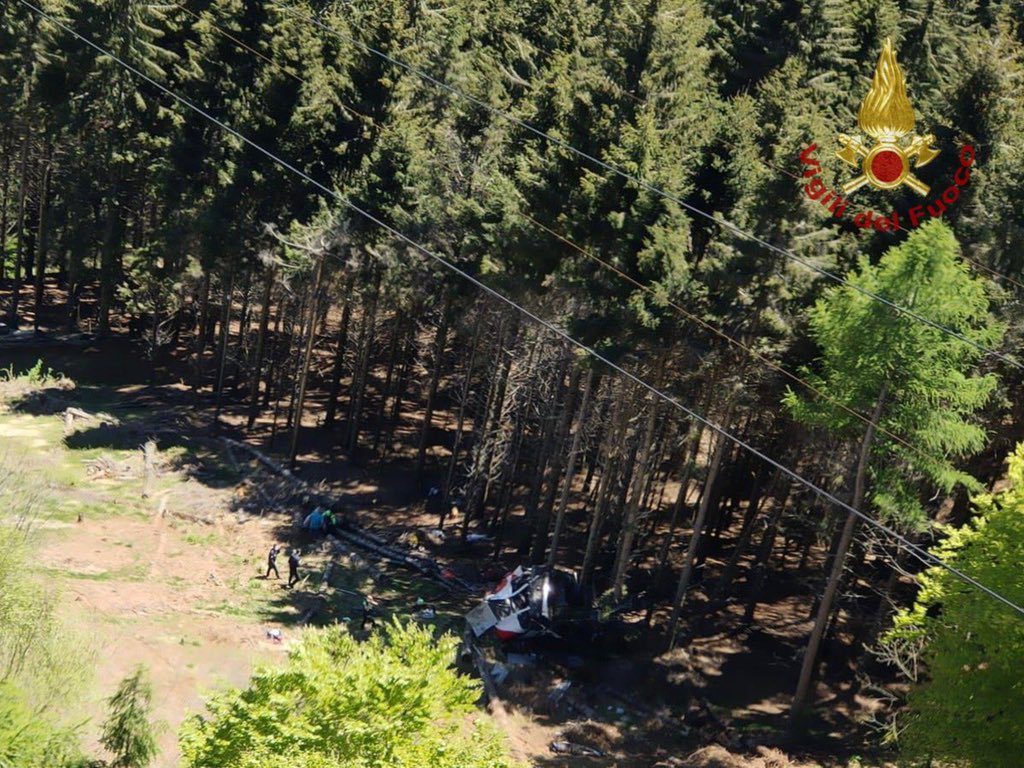 TELEFéRICO SE ESTRELLA Y DEJA 13 MUERTOS EN ITALIA