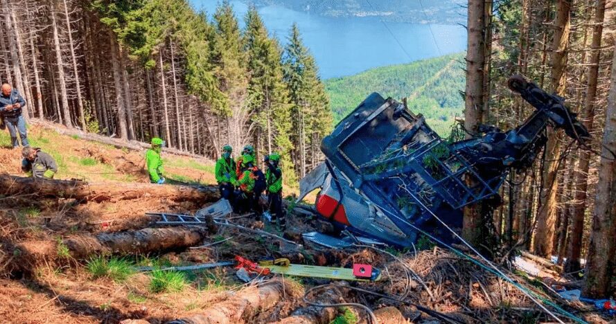 TELEFéRICO SE ESTRELLA Y DEJA 13 MUERTOS EN ITALIA