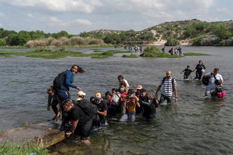 FOTOS: MIGRANTE CARGA A ABUELITA PARA CRUZAR EL RíO BRAVO
