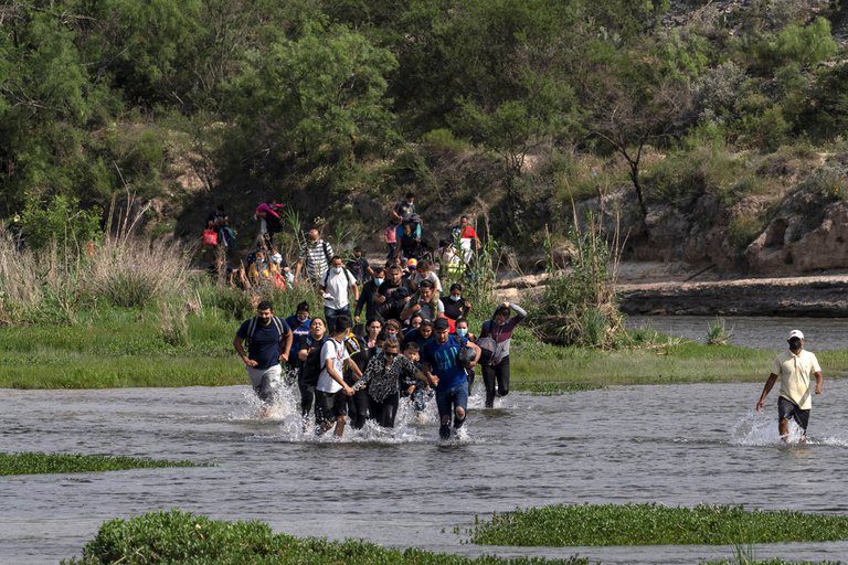 FOTOS: MIGRANTE CARGA A ABUELITA PARA CRUZAR EL RíO BRAVO