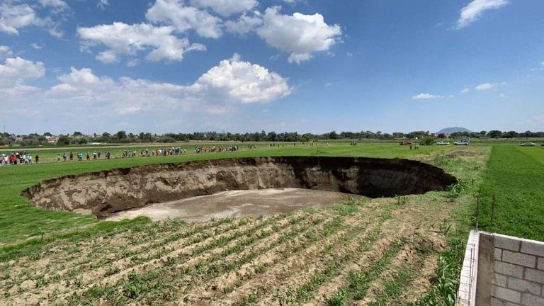 FOTOS: SOCAVóN GIGANTE SE FORMA EN CULTIVOS