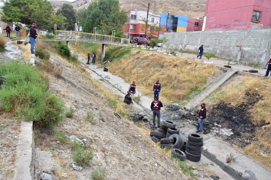 BRIGADISTAS DE MOCTEZUMA LIMPIAN CANAL DE INFONAVIT PRESIDENTES BRIGADISTAS DE MOCTEZUMA LIMPIAN CANAL DE INFONAVIT PRESIDENTES