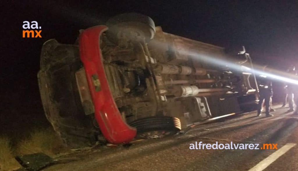 VUELCA CAMIóN DE TRANSPORTE DE PERSONAL; HAY HERIDOS