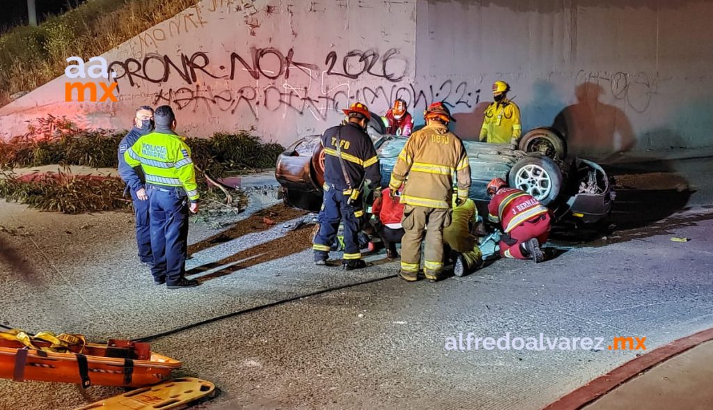MUERE AL CAER DE PUENTE; IBA A EXCESO DE VELOCIDAD