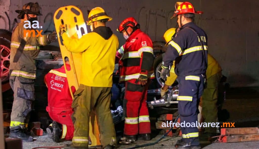 MUERE AL CAER DE PUENTE; IBA A EXCESO DE VELOCIDAD