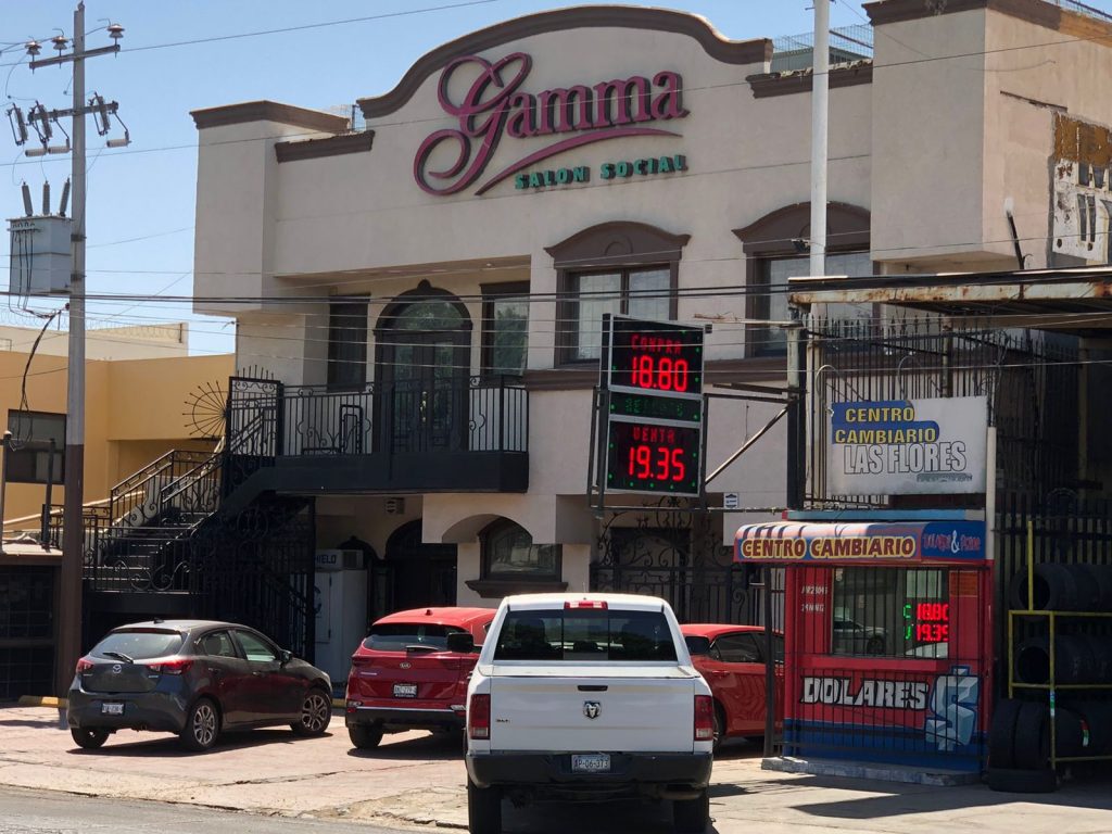 AMARRAN Y ENCIERRAN A MUJER PARA ROBARLE EL AUTO