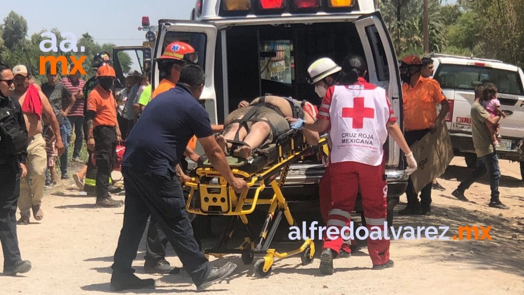 JOVEN PAREJA SALE DE CARRETERA Y CAE A UN CANAL DE AGUA