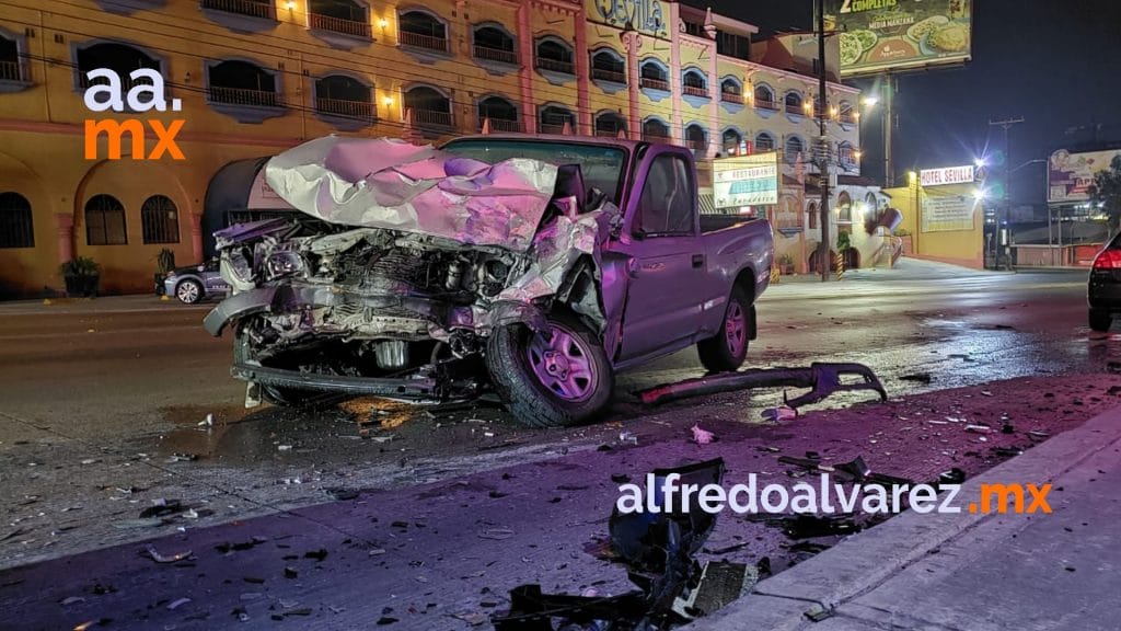 ENCONTRONAZO ENTRE PICK UPS; UN CONDUCTOR IBA EBRIO