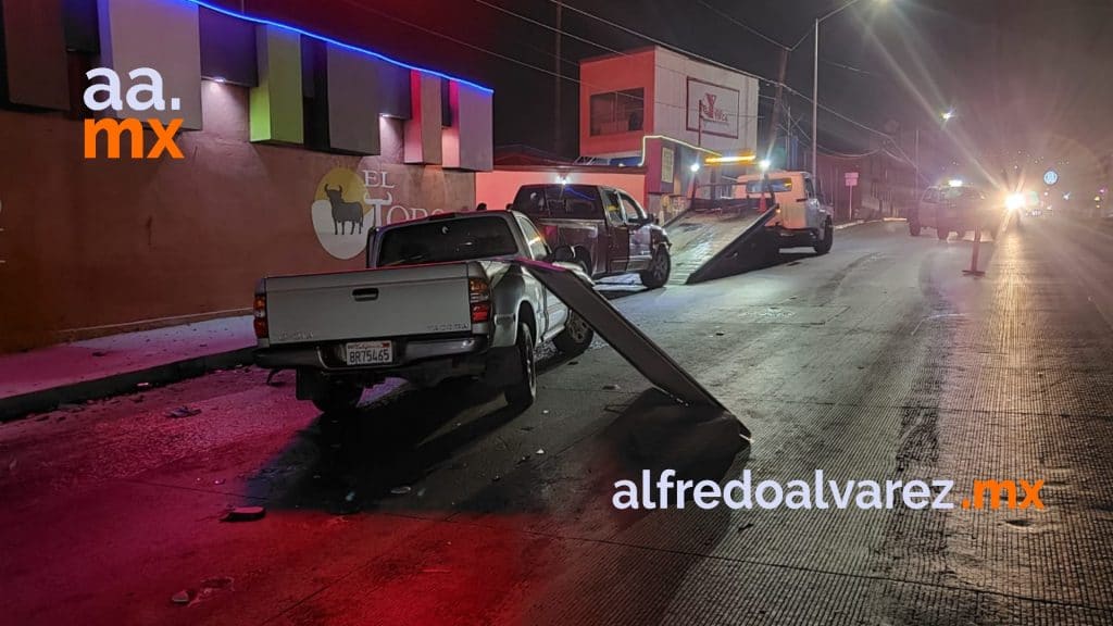 ENCONTRONAZO ENTRE PICK UPS; UN CONDUCTOR IBA EBRIO