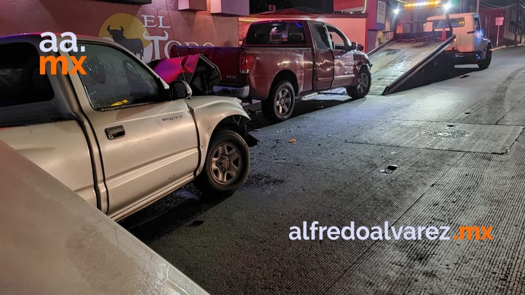 ENCONTRONAZO ENTRE PICK UPS; UN CONDUCTOR IBA EBRIO