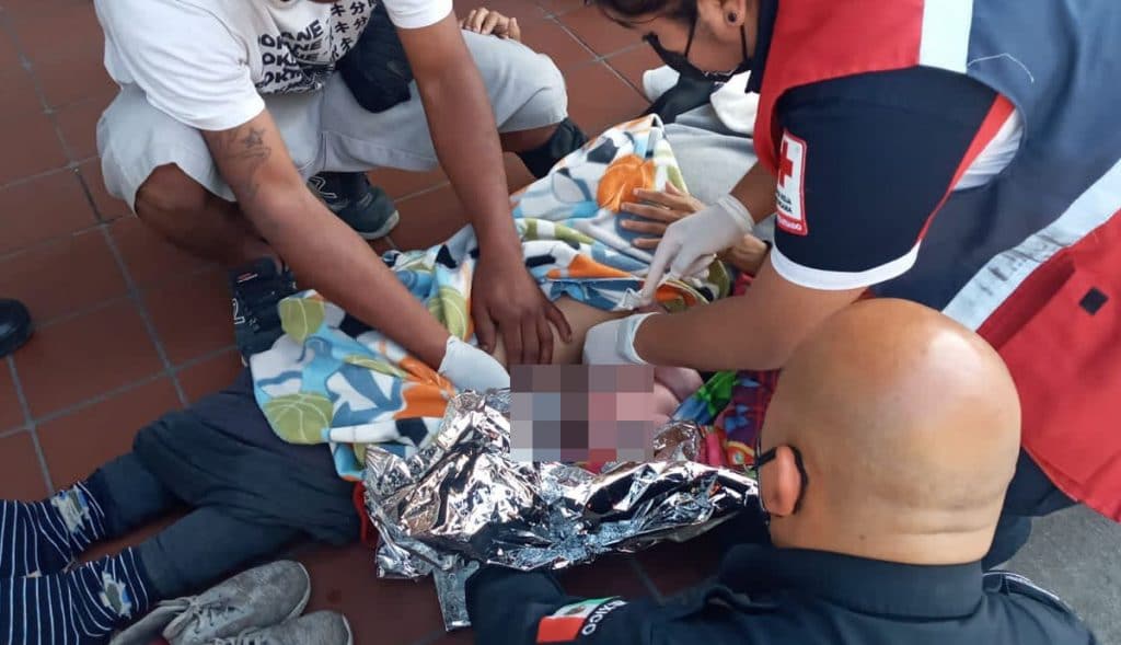 POLICíAS MUNICIPALES AUXILIAN A MUJER EN LABOR DE PARTO