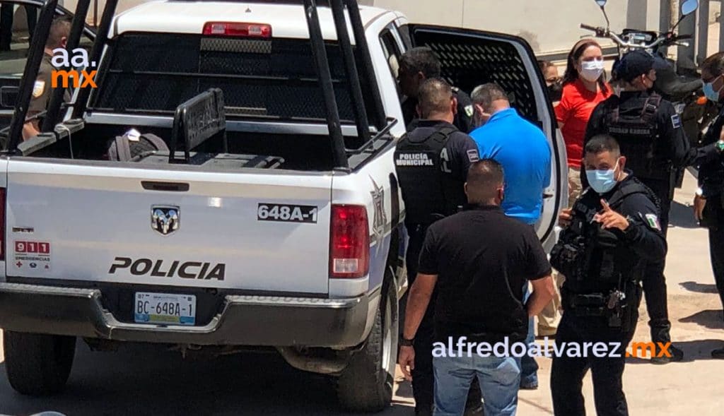 SE ATRINCHERA EN OFICINAS DEL INM CON CUCHILLO