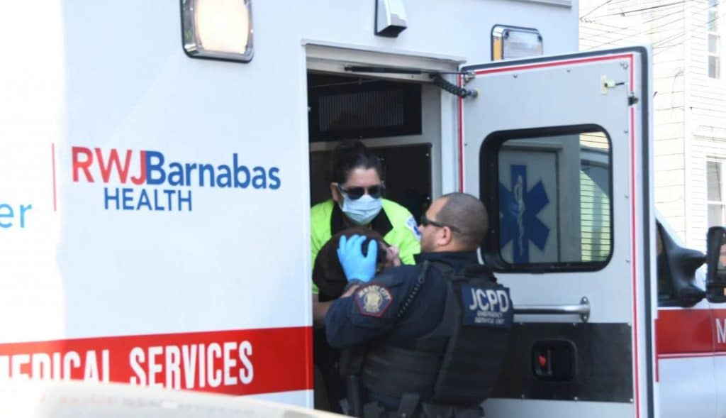VIDEO: ADOLESCENTE ABANDONA A SU BEBITA EN RESTAURANTE
