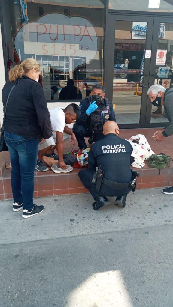 POLICíAS MUNICIPALES AUXILIAN A MUJER EN LABOR DE PARTO