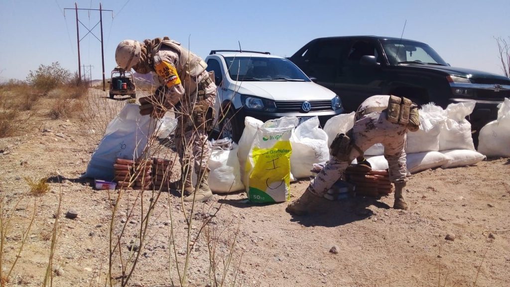 DECOMISAN UNA TONELADA DE 'CRISTAL' EN DOS PICK UP