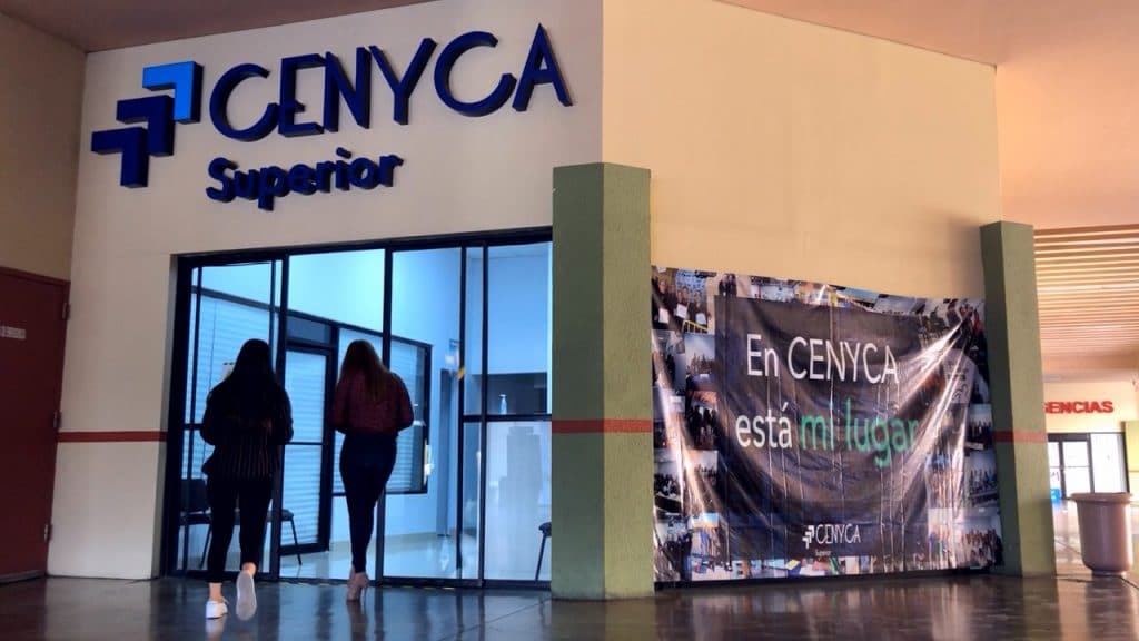 ALUMNOS DE INGENIERíA PRACTICAN CON ROBóTICA INDUSTRIAL