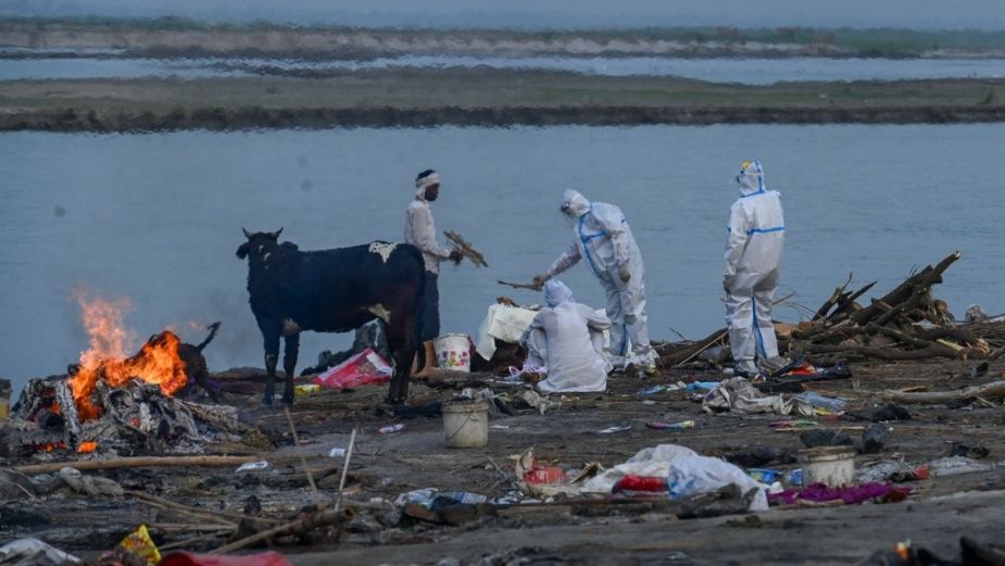 CRISIS EN INDIA: APARECEN CUERPOS EN EL RíO GANGES