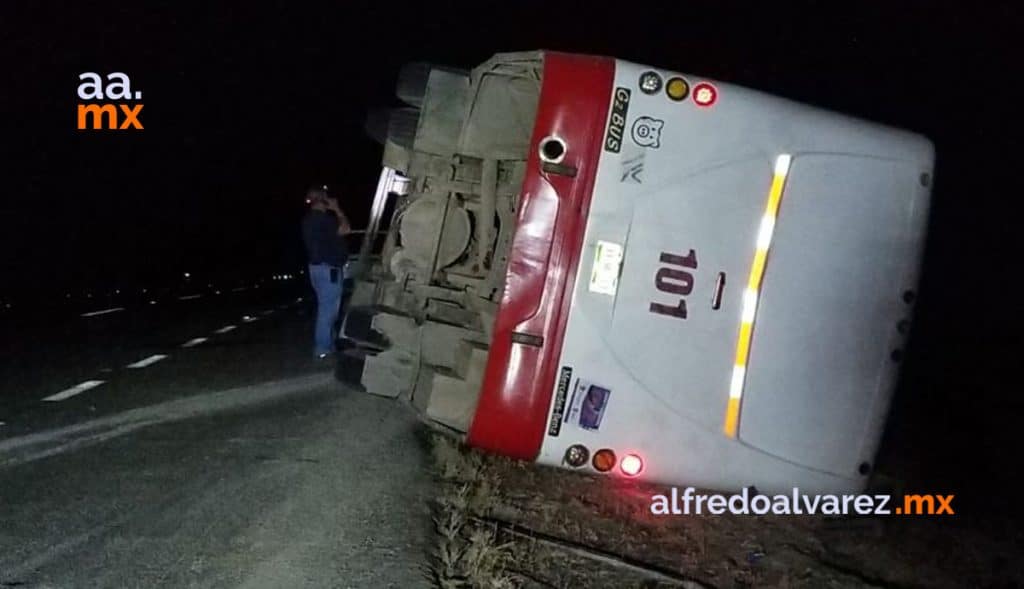 VUELCA CAMIóN DE TRANSPORTE DE PERSONAL; HAY HERIDOS