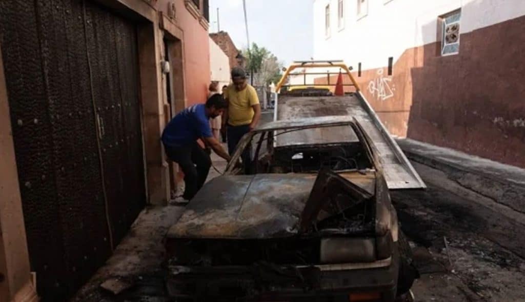VIDEO: QUEMAN COMERCIOS, AUTOS Y PATRULLAS; BLOQUEAN CARRETERAS