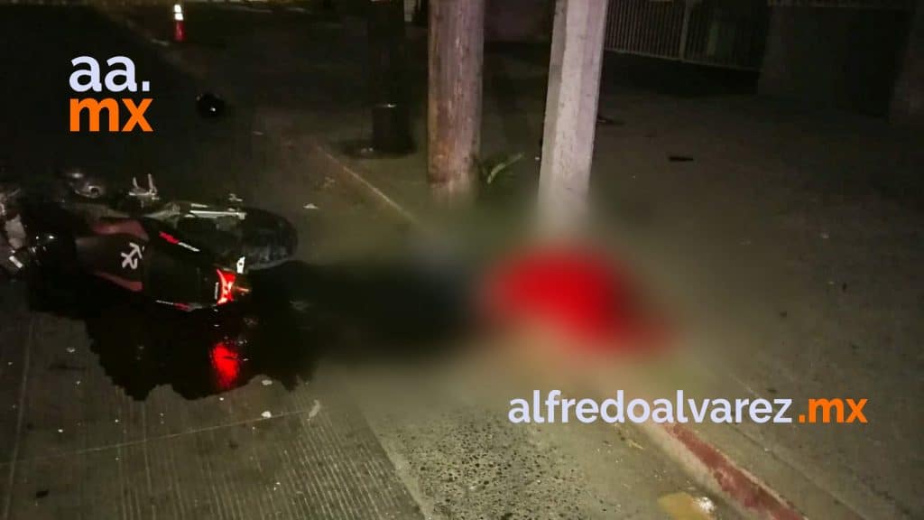 MOTOCICLISTA SE IMPACTA CON POSTE Y MUERE