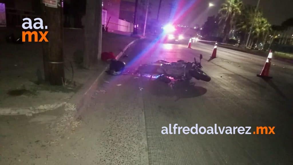 MOTOCICLISTA SE IMPACTA CON POSTE Y MUERE