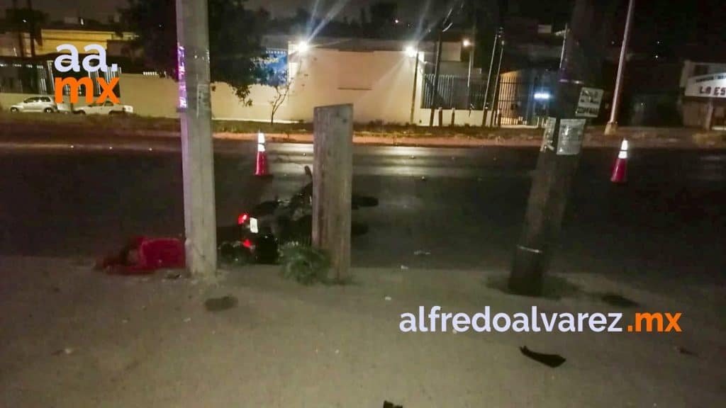 MOTOCICLISTA SE IMPACTA CON POSTE Y MUERE