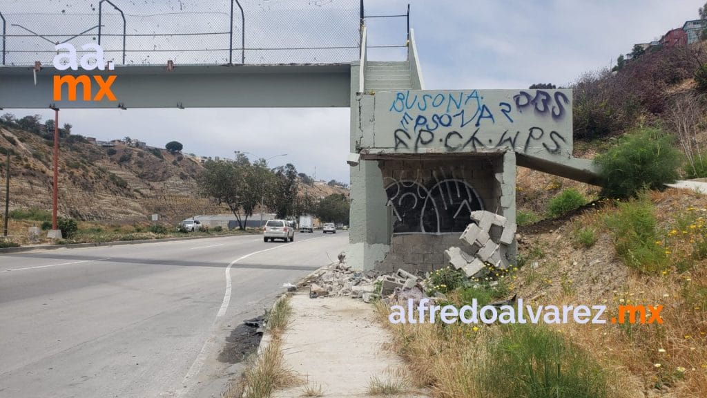 PUENTE PEATONAL DESTROZADO PUENTE PEATONAL DESTROZADO