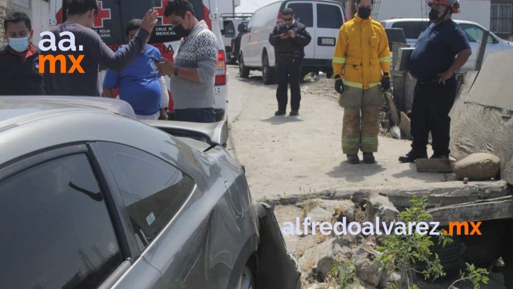 SE DUERME AL VOLANTE Y CAE EN EL PATIO DE UNA CASA