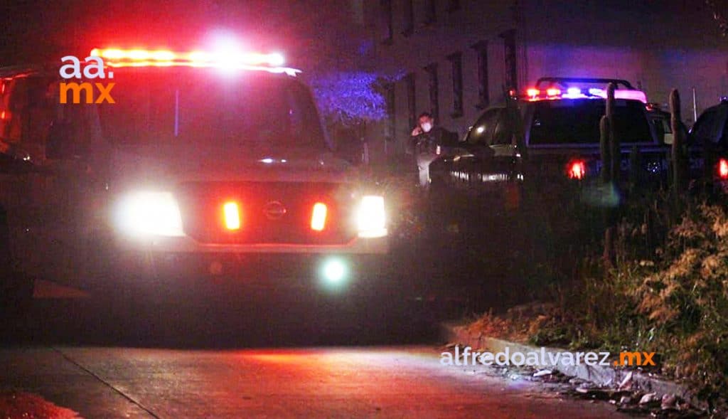 DETIENEN A JóVENES EN AUTO CON REPORTE DE ROBO TRAS PERSECUCIóN