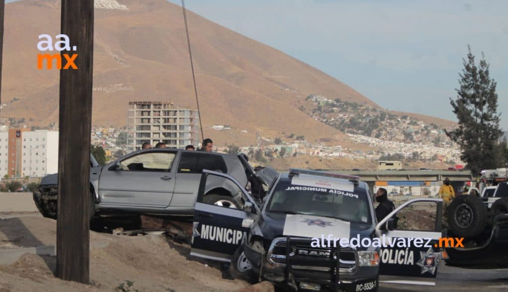 PERSECUCIóN TERMINA EN CHOQUE Y VOLCADURA; UN POLICíA HERIDO PERSECUCIóN TERMINA EN CHOQUE Y VOLCADURA; UN POLICíA HERIDO