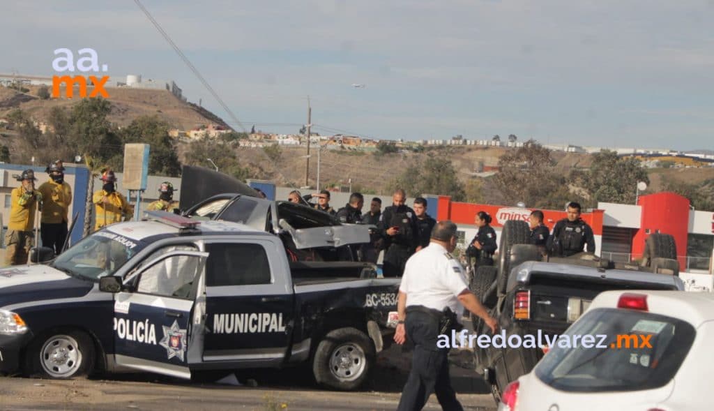 PERSECUCIóN TERMINA EN CHOQUE Y VOLCADURA; UN POLICíA HERIDO PERSECUCIóN TERMINA EN CHOQUE Y VOLCADURA; UN POLICíA HERIDO