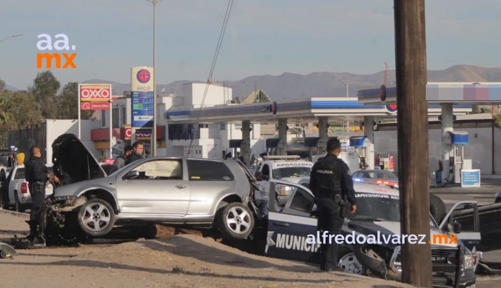 PERSECUCIóN TERMINA EN CHOQUE Y VOLCADURA; UN POLICíA HERIDO PERSECUCIóN TERMINA EN CHOQUE Y VOLCADURA; UN POLICíA HERIDO