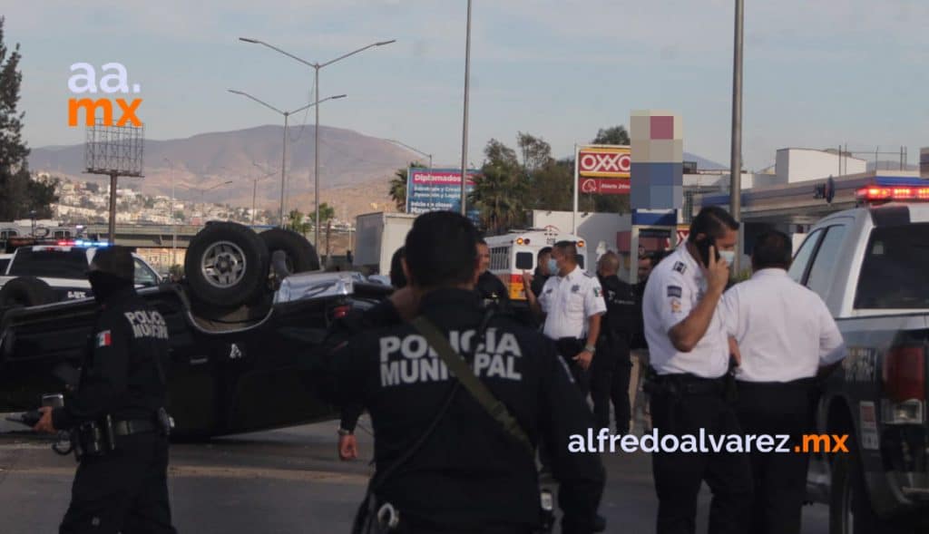 PERSECUCIóN TERMINA EN CHOQUE Y VOLCADURA; UN POLICíA HERIDO PERSECUCIóN TERMINA EN CHOQUE Y VOLCADURA; UN POLICíA HERIDO
