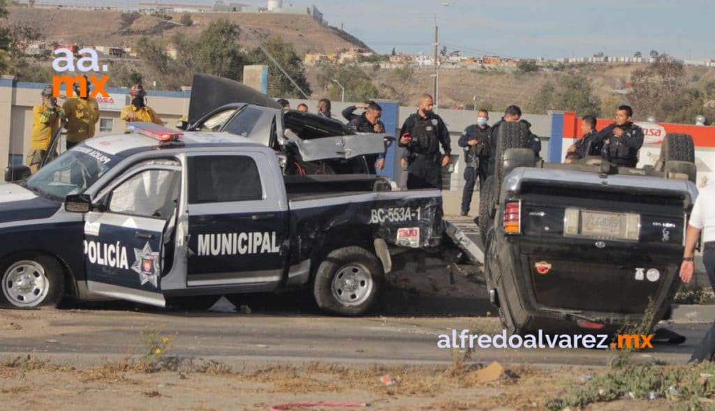 PERSECUCIóN TERMINA EN CHOQUE Y VOLCADURA; UN POLICíA HERIDO PERSECUCIóN TERMINA EN CHOQUE Y VOLCADURA; UN POLICíA HERIDO