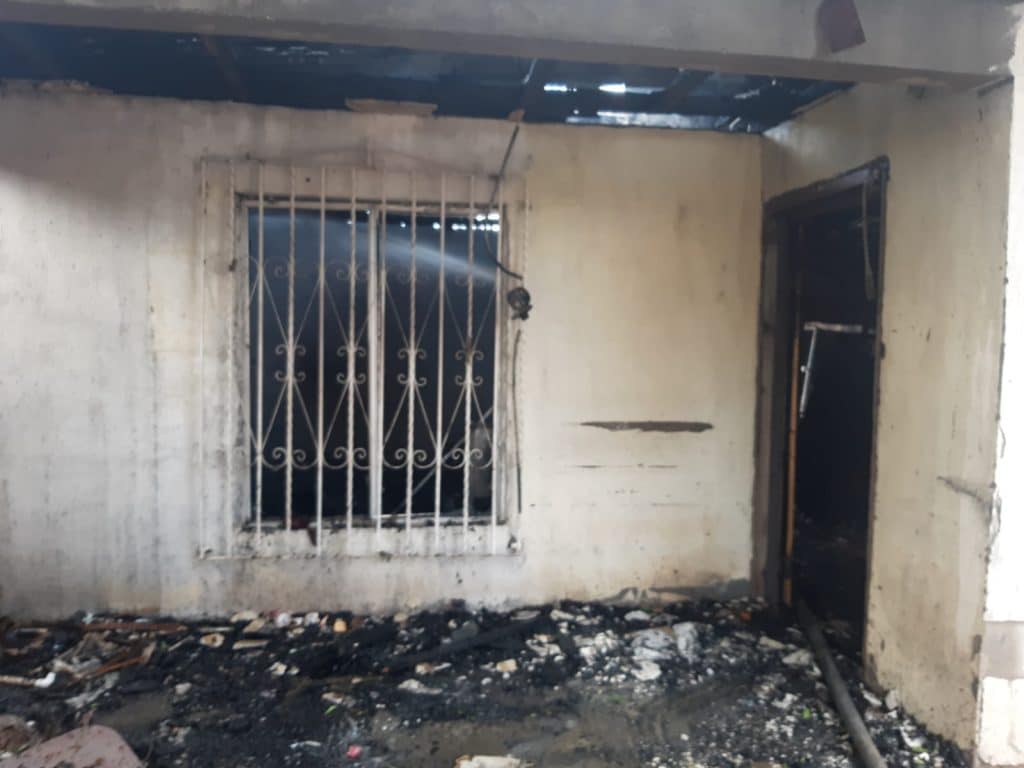 TRES FAMILIAS PIERDEN PATRIMONIO EN INCENDIO TRES FAMILIAS PIERDEN PATRIMONIO EN INCENDIO