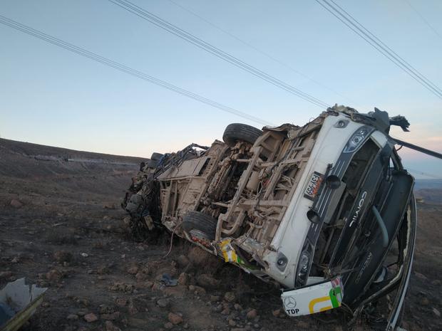 AUTOBúS VUELCA Y CAE A PRECIPICIO; HAY DECENAS DE MUERTOS