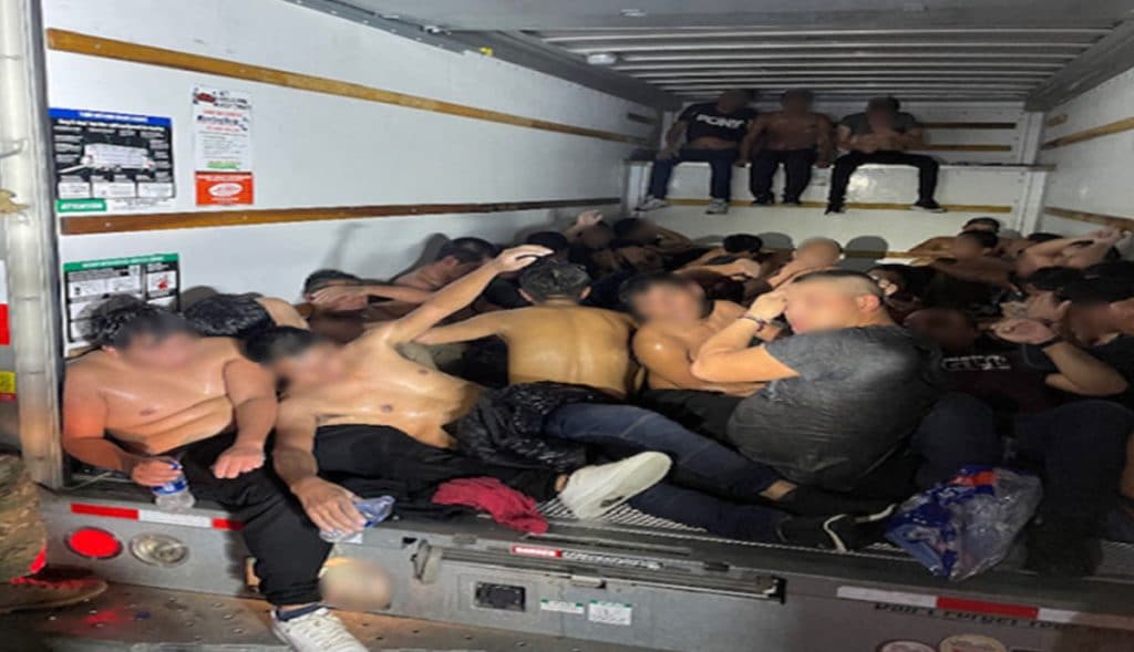 HALLAN DECENAS DE MIGRANTES INDOCUMENTADOS EN CAMIóN