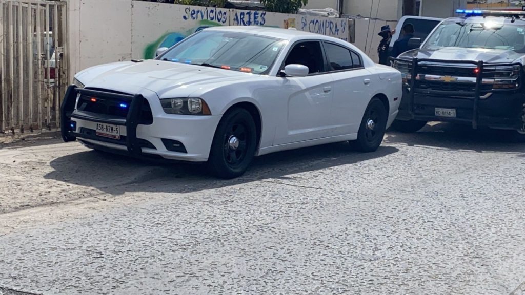 ARRESTAN A DOS EN AUTOMóVIL NO OFICIAL CON ESTROBOS