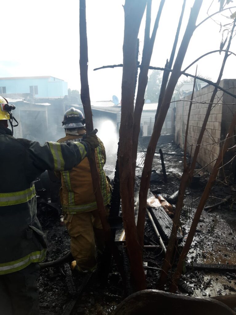 TRES FAMILIAS PIERDEN PATRIMONIO EN INCENDIO TRES FAMILIAS PIERDEN PATRIMONIO EN INCENDIO