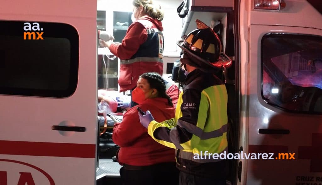 VUELCA AUTOBúS DE PASAJEROS; HAY MUERTOS Y HERIDOS
