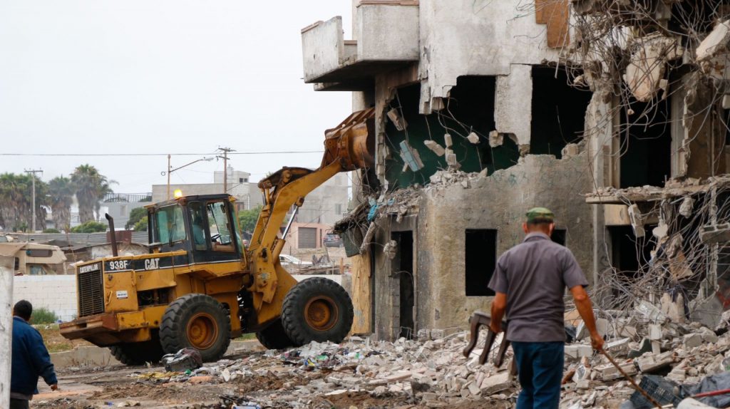 EN PLAYAS DE ROSARITO INICIAN DEMOLICIóN Y LIMPIA EN PLAZA SAN FERNANDO