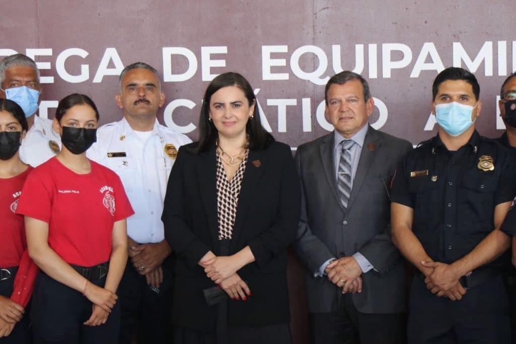 AYUNTAMIENTO DE TIJUANA ENTREGA EQUIPO DE RESCATE ACUáTICO A BOMBEROS