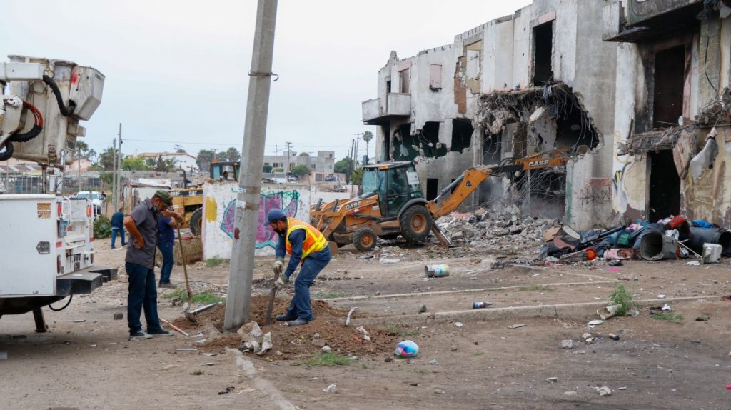 EN PLAYAS DE ROSARITO INICIAN DEMOLICIóN Y LIMPIA EN PLAZA SAN FERNANDO