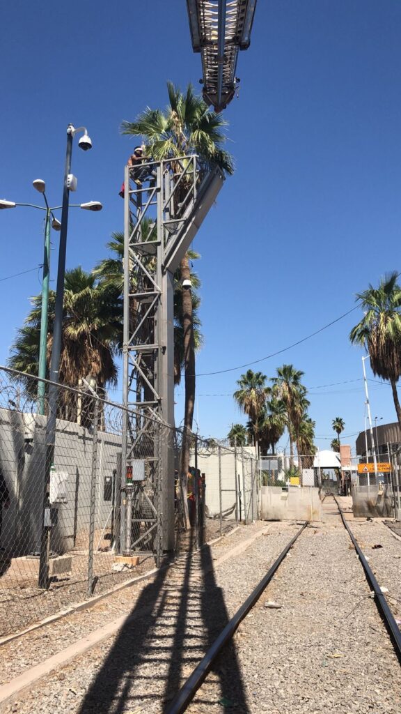 SUJETO SE ATRINCHERA EN LO ALTO DE UNA TORRE CERCA DE LA GARITA