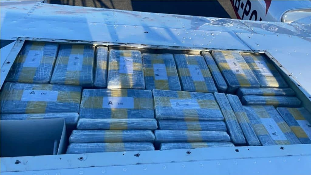 MILITARES DECOMISAN 100 KG DE COCAíNA EN AVIONETA DE ESCUELA