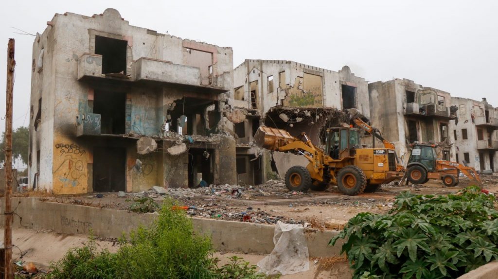 EN PLAYAS DE ROSARITO INICIAN DEMOLICIóN Y LIMPIA EN PLAZA SAN FERNANDO