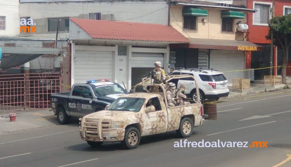 AUTORIDADES RESGUARDAN DOMICILIO CON PRESUNTA DROGA
